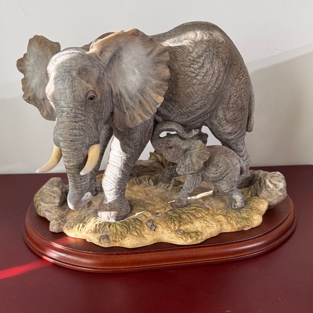 Home interiors Elephant Mother and Calf #11863-03. Endangered species porcelain